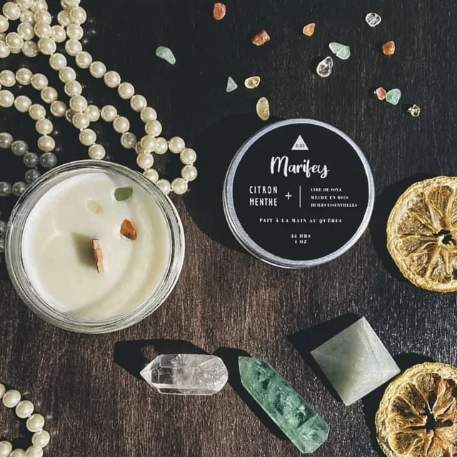 Chandelle Marifey ouverte à côté de sa boîte, avec perles, cristaux et citron séché sur bois foncé.