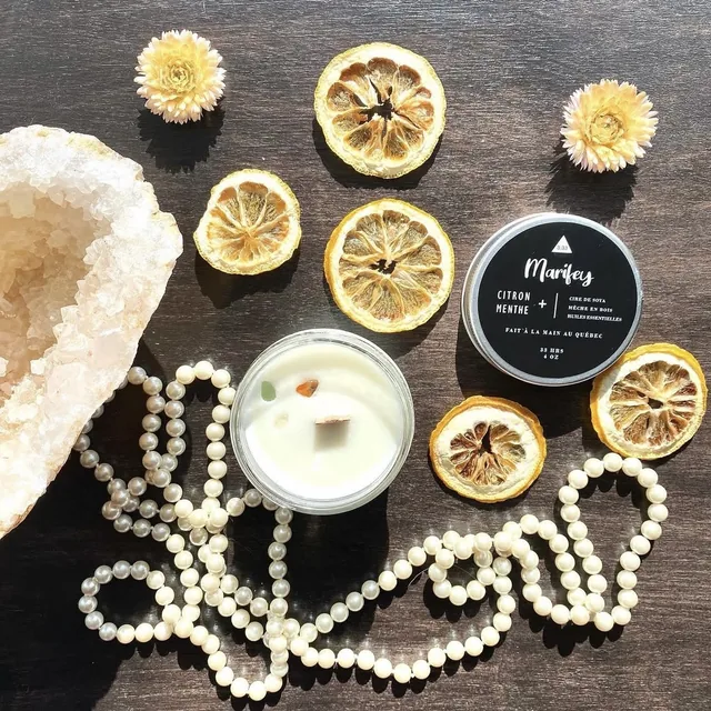 Chandelle Marifey citron et menthe, mise en scène avec tranches de citron séchées, fleurs, perles et géode.